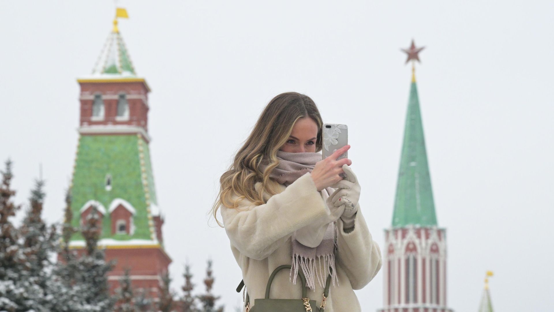 Девушка делает селфи на Красной площади в Москве Девушка делает селфи на Красной площади в Москве - РИА Новости, 1920, 15.01.2026