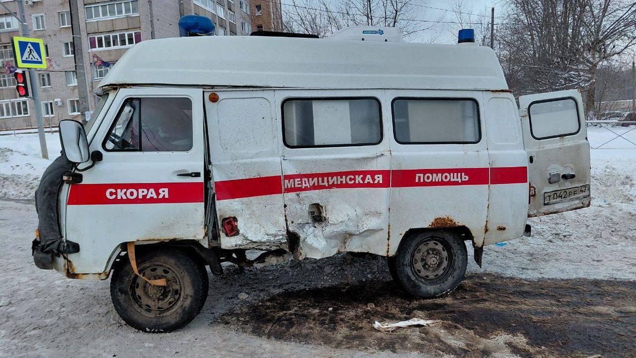 Последствия ДТП с участием машины скорой помощи в Кировской области Последствия ДТП с участием машины скорой помощи в Кировской области - РИА Новости, 1920, 06.01.2026