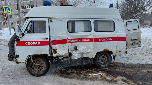 Последствия ДТП с участием машины скорой помощи в Кировской области