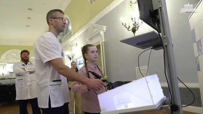 Первый вице-премьер РФ Денис Мантуров исполнил желание 12-летней Миланы из Ульяновска, которая мечтала встретиться с директором института имени Склифосовского Сергеем Петриковым
