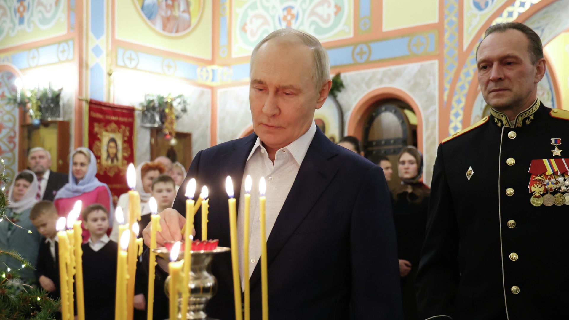 Президент РФ Владимир Путин и военнослужащие с семьями на богослужении в честь Рождества Христова в храме в Московской области Президент РФ Владимир Путин и военнослужащие с семьями на богослужении в честь Рождества Христова в храме в Московской области - РИА Новости, 1920, 07.01.2026