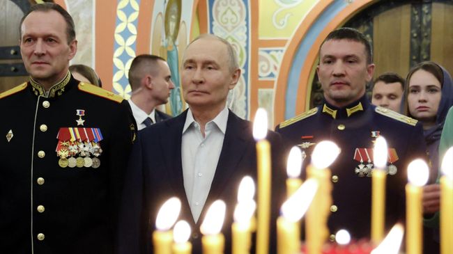 Президент РФ Владимир Путин и военнослужащие с семьями на богослужении в честь Рождества Христова в храме в Московской области