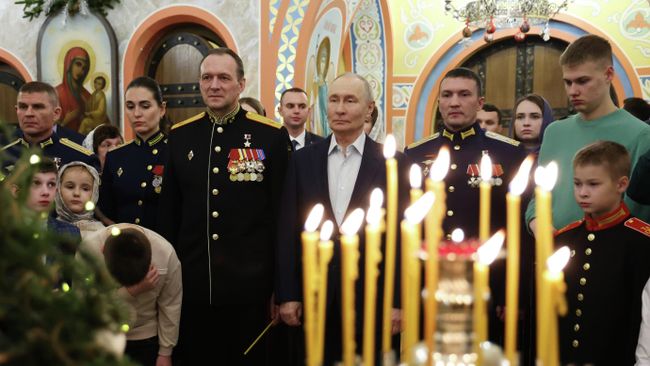 Президент РФ Владимир Путин и военнослужащие с семьями на богослужении в честь Рождества Христова в храме великомученика Георгия Победоносца в городе Солнечногорск-2 Московской области