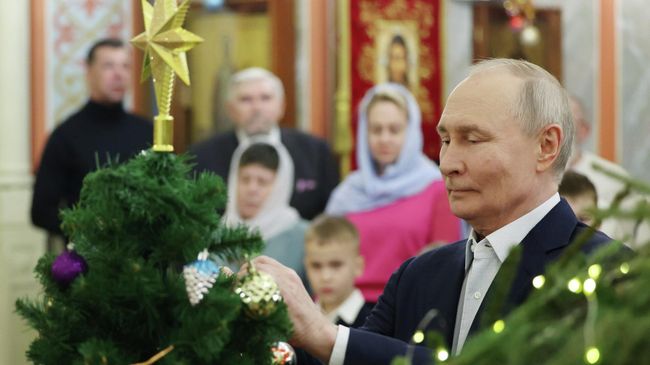 Путин подобрал упавшую с елки игрушку во время рождественского богослужения