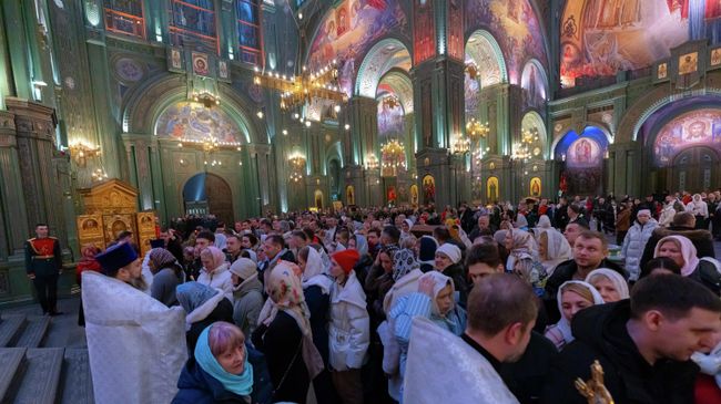 Прихожане во время Рождественского богослужения в соборе в честь Воскресения Христова - главном храме ВС РФ. 7 января 2026