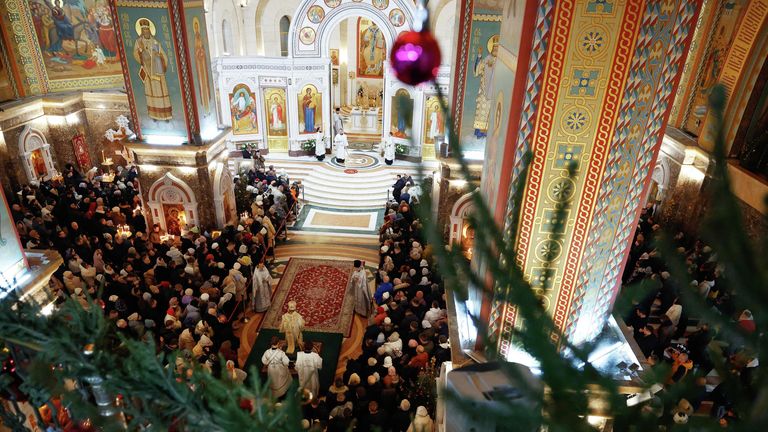 Верующие во время Рождественского богослужения в Кафедральном соборе Христа Спасителя в Калининграде Верующие во время Рождественского богослужения в Кафедральном соборе Христа Спасителя в Калининграде