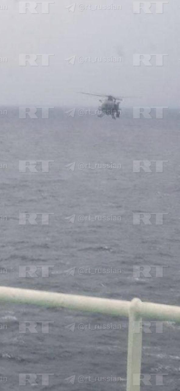 На борт танкера Маринера, преследуемого береговой охраной США, пытается высадиться десант На борт танкера Маринера, преследуемого береговой охраной США, пытается высадиться десант - РИА Новости, 1920, 07.01.2026