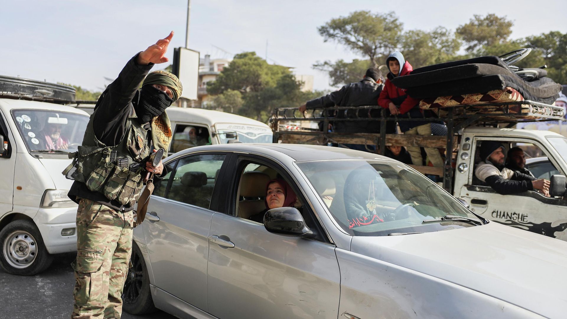 Сирийский военный направляет жителей, бегущих из районов Шейх-Максуд и Ашрафия после боестолкновений с курдами в Алеппо. 7 января 2026 - РИА Новости, 1920, 07.01.2026