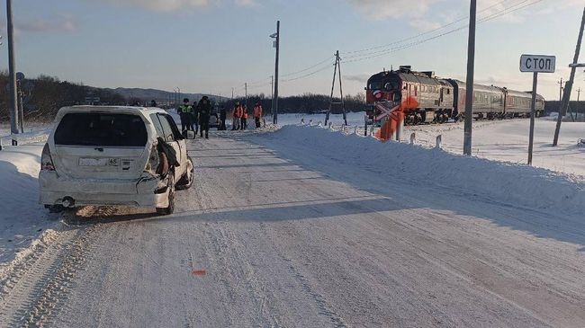 Последствия столкновения легкового автомобиля с пассажирским поездом на юге Сахалина. 7 января 2026