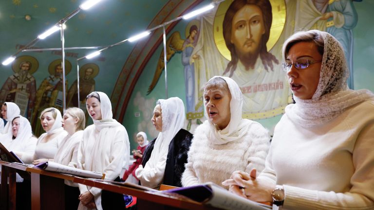 Верующие во время Рождественского богослужения в Кафедральном соборе Христа Спасителя в Калининграде Верующие во время Рождественского богослужения в Кафедральном соборе Христа Спасителя в Калининграде