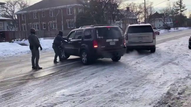 Сотрудники иммиграционной службы США (ICE) пытаются остановить автомобиль в Миннеаполисе. Кадр видео очевидца