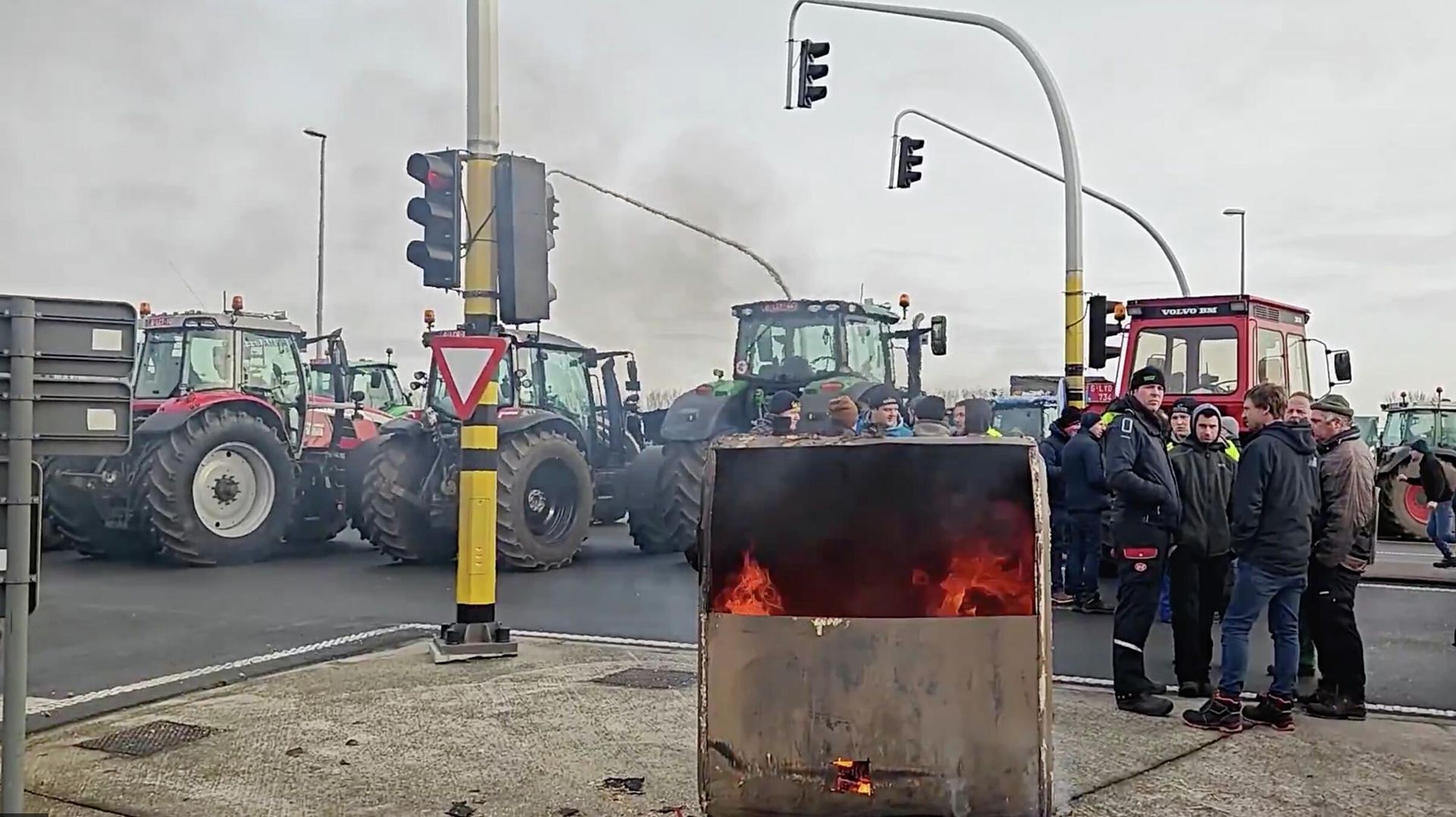 Бельгийские фермеры блокируют автомагистраль в знак протеста против соглашения по Меркосур. Кадр видео Бельгийские фермеры блокируют автомагистраль в знак протеста против соглашения по Меркосур. Кадр видео - РИА Новости, 1920, 14.01.2026