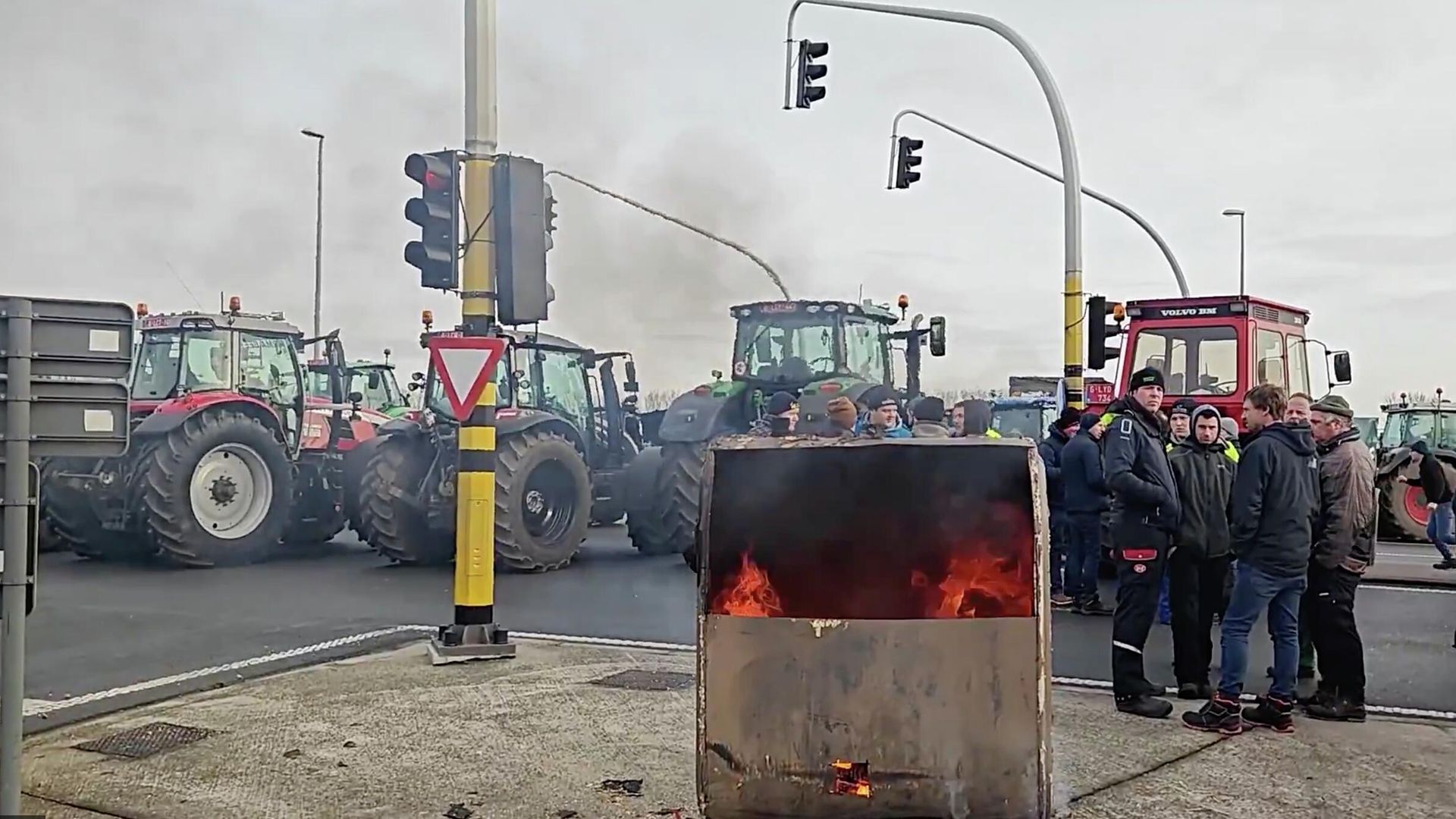 Бельгийские фермеры блокируют автомагистраль в знак протеста против соглашения по Меркосур. Кадр видео - РИА Новости, 1920, 09.01.2026