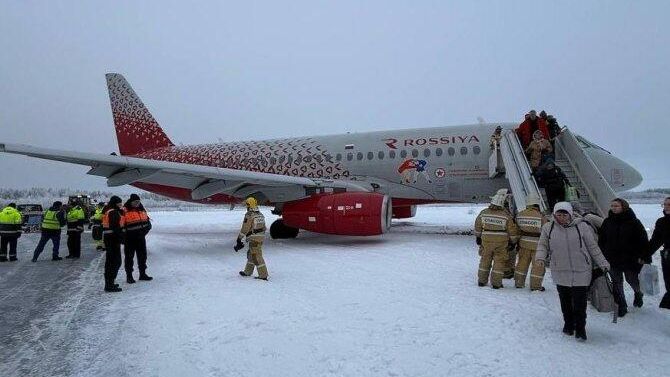 Самолет Sukhoi SuperJet 100 авиакомпании Россия в аэропорту Архангельска Самолет Sukhoi SuperJet 100 авиакомпании Россия в аэропорту Архангельска - РИА Новости, 1920, 09.01.2026