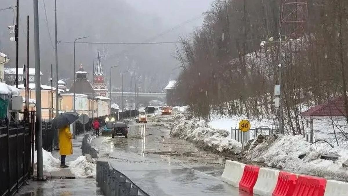 Сель сошел на дорогу возле этнопарка Моя Россия в Сочи Сель сошел на дорогу возле этнопарка Моя Россия в Сочи - РИА Новости, 1920, 09.01.2026