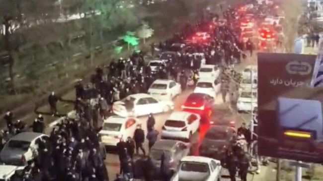 Участники акции протеста в Мешхеде, Иран