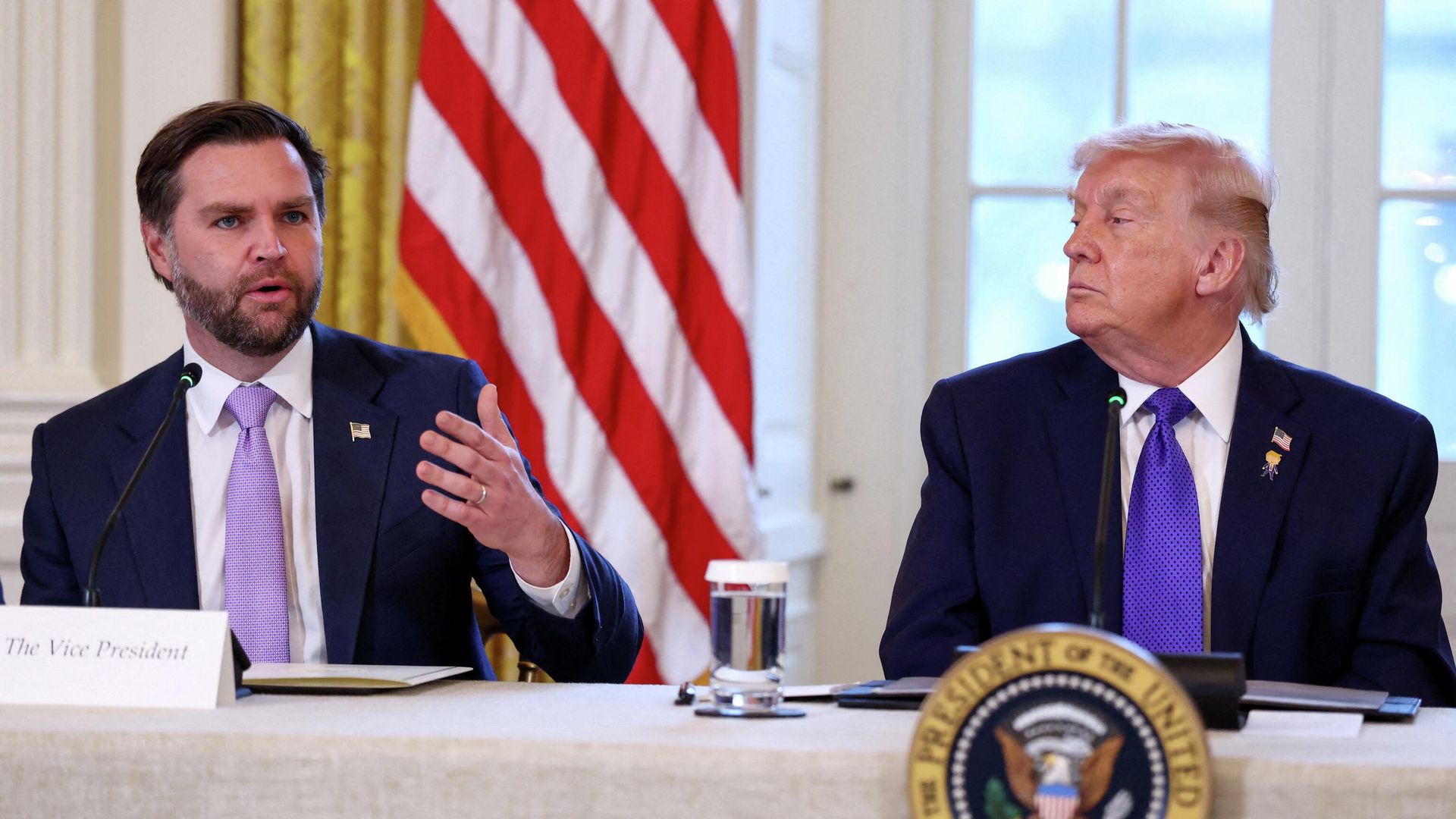 Президент США Дональд Трамп и вице-президент Джей Ди Вэнс на встрече с руководителями нефтяной отрасли в Белом доме в Вашингтоне Президент США Дональд Трамп и вице-президент Джей Ди Вэнс на встрече с руководителями нефтяной отрасли в Белом доме в Вашингтоне - РИА Новости, 1920, 09.01.2026