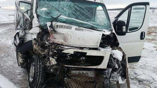 Последствия столкновения микроавтобуса и грузовика в Ужурском округе Красноярского края