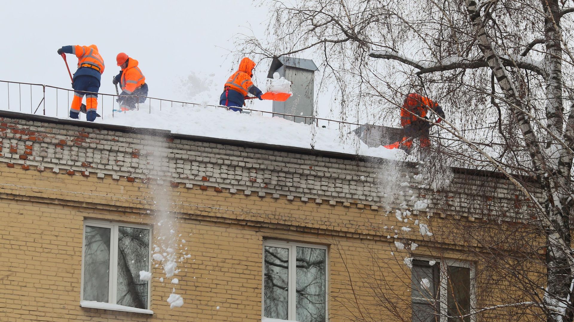 Работа коммунальных служб после сильного снегопада в Москве Работа коммунальных служб после сильного снегопада в Москве - РИА Новости, 1920, 26.01.2026