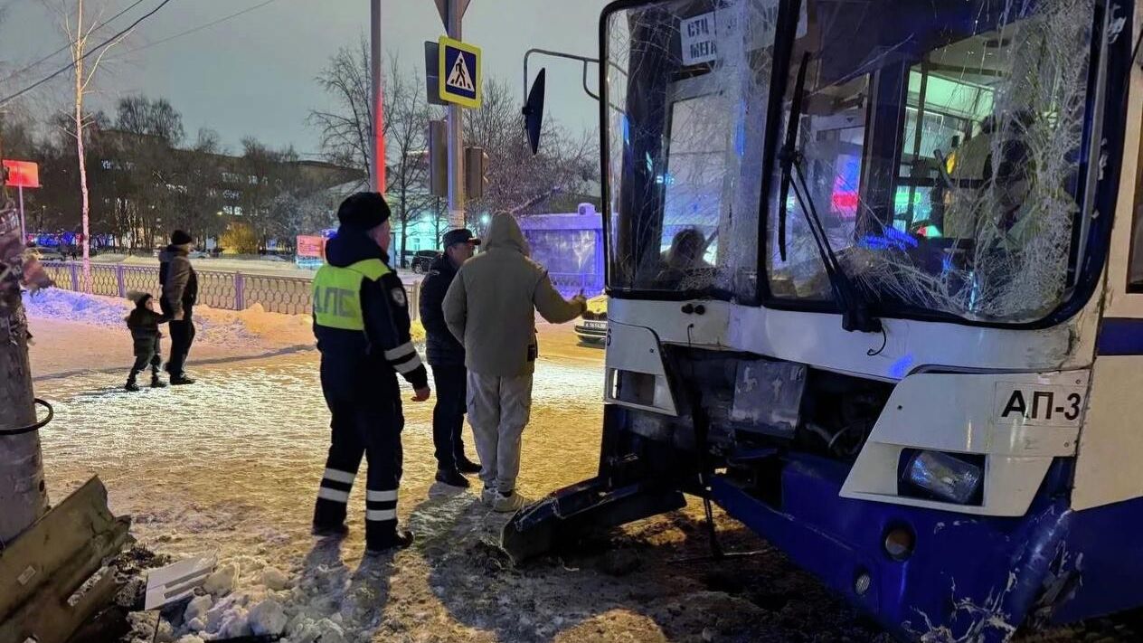 Последствия ДТП с участием автобуса в Екатеринбурге Последствия ДТП с участием автобуса в Екатеринбурге - РИА Новости, 1920, 10.01.2026