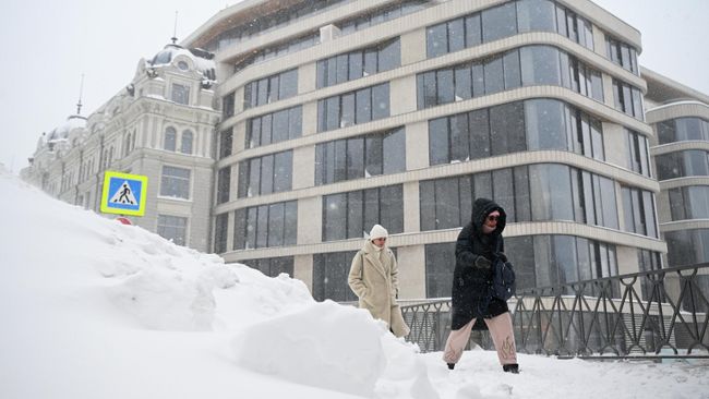 Прохожие зимой на улице в центре Москвы