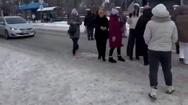 Жители села Гореничи Бучанского района Киевской области перекрыли дорогу в знак протеста против того, что в их домах уже четвертые сутки нет света и тепла