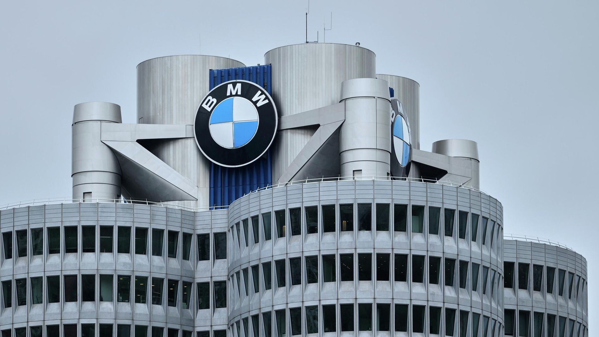 Логотип немецкого автопроизводителя BMW на здании штаб-квартиры компании в Мюнхене, Германия Логотип немецкого автопроизводителя BMW на здании штаб-квартиры компании в Мюнхене, Германия - РИА Новости, 1920, 12.01.2026
