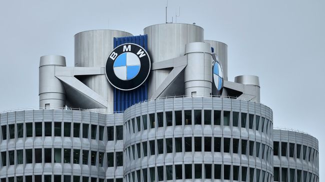Логотип немецкого автопроизводителя BMW на здании штаб-квартиры компании в Мюнхене, Германия