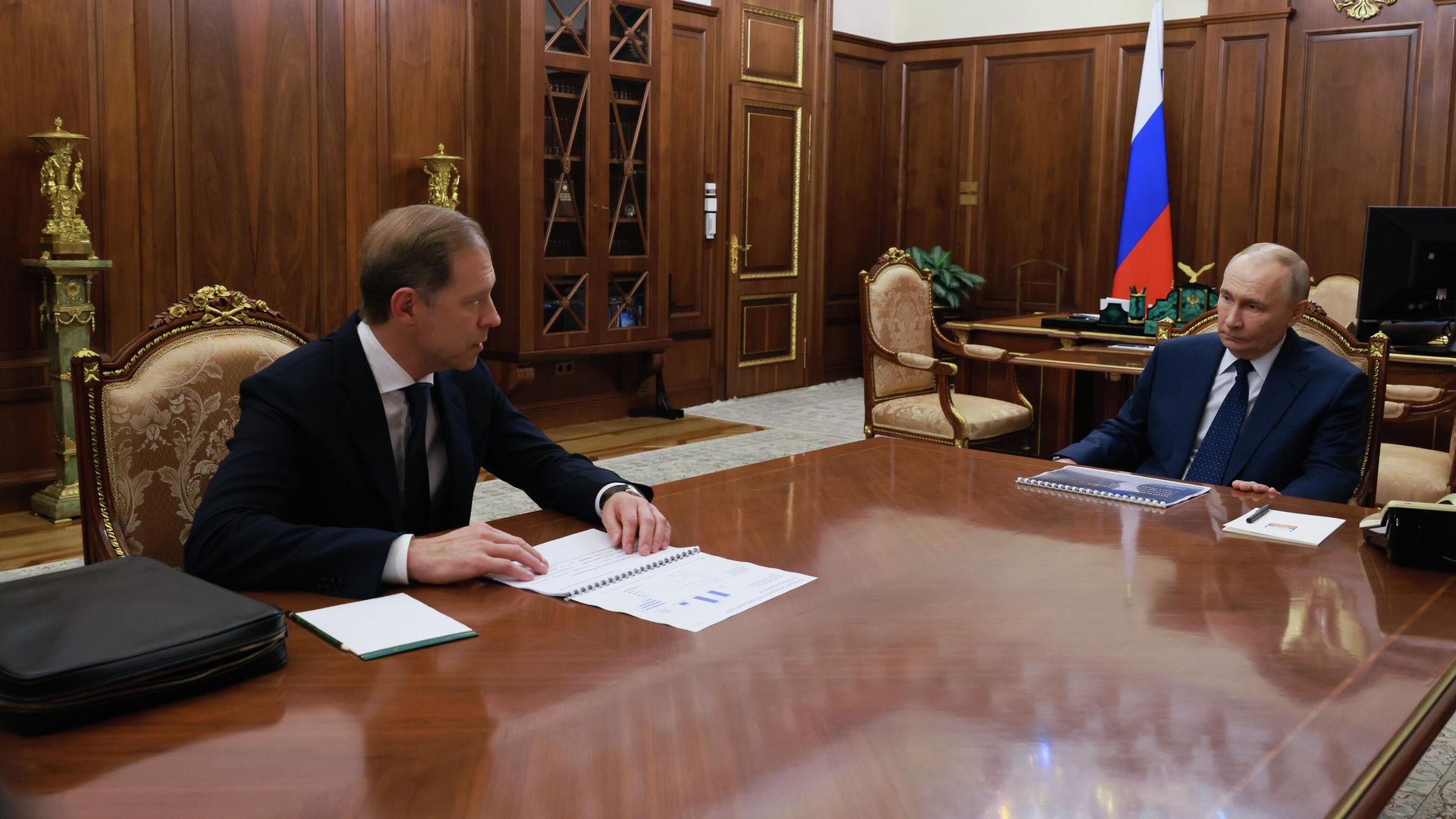 Президент РФ Владимир Путин и первый заместитель правительства РФ Денис Мантуров во время встречи - РИА Новости, 1920, 12.01.2026