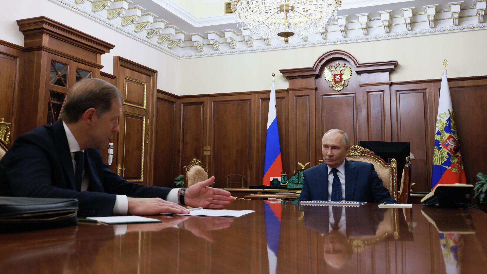 Президент РФ Владимир Путин и первый заместитель правительства РФ Денис Мантуров во время встречи Президент РФ Владимир Путин и первый заместитель правительства РФ Денис Мантуров во время встречи - РИА Новости, 1920, 12.01.2026