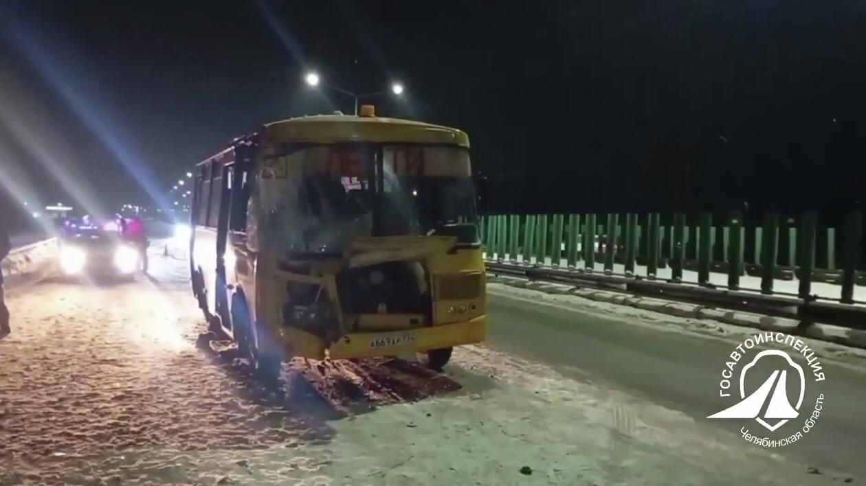 На месте ДТП с участием школьного автобуса в Челябинской области. Кадр видео На месте ДТП с участием школьного автобуса в Челябинской области. Кадр видео - РИА Новости, 1920, 12.01.2026