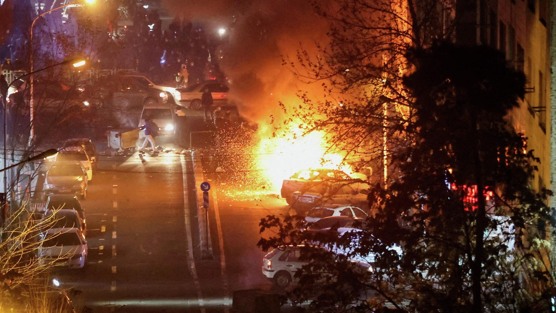 Горящие автомобили во время беспорядков в Тегеране Горящие автомобили во время беспорядков в Тегеране - РИА Новости, 1920, 16.01.2026