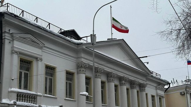 Приспущенный флаг на здании посольства Ирана в России Приспущенный флаг на здании посольства Ирана в России