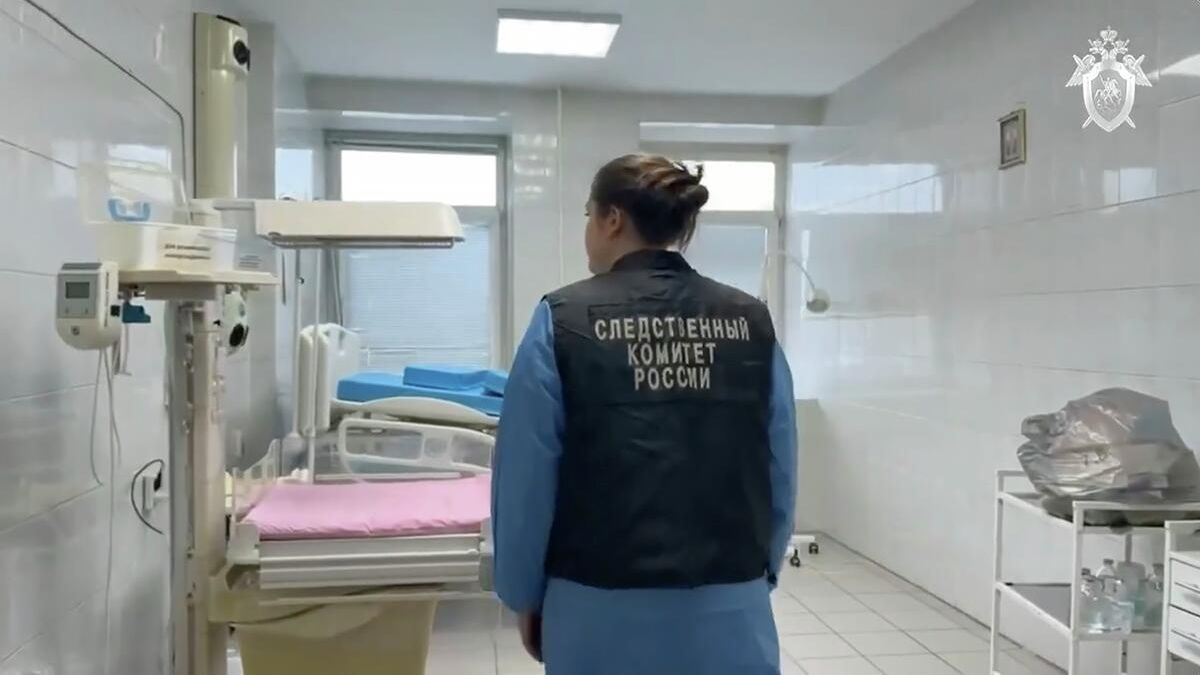 Сотрудник СК России по Кемеровской области – Кузбассу в Новокузнецком родильном доме №1 - РИА Новости, 1920, 13.01.2026