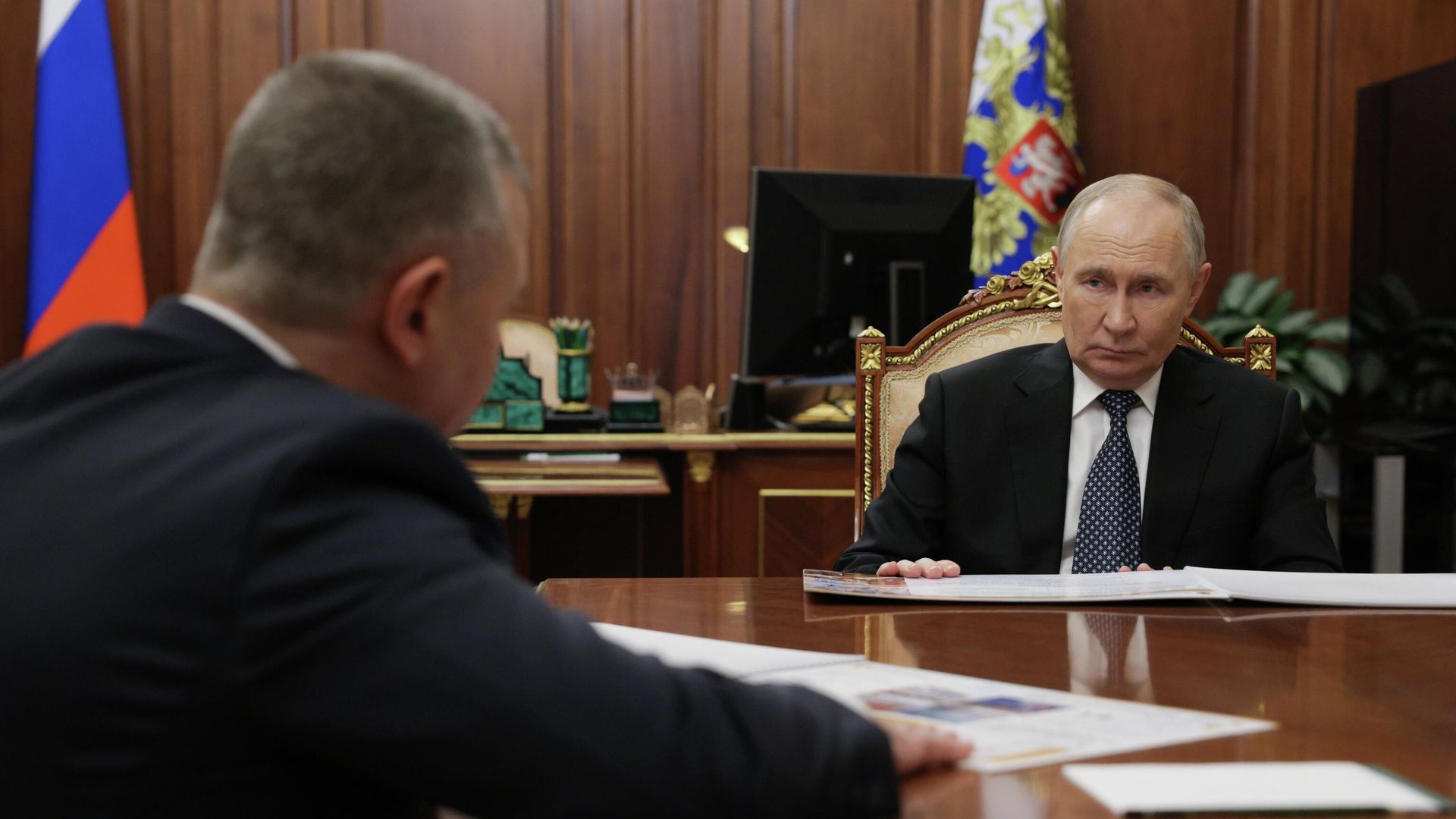 Президент РФ Владимир Путин и губернатор Ярославской области Михаил Евраев Президент РФ Владимир Путин и губернатор Ярославской области Михаил Евраев - РИА Новости, 1920, 13.01.2026