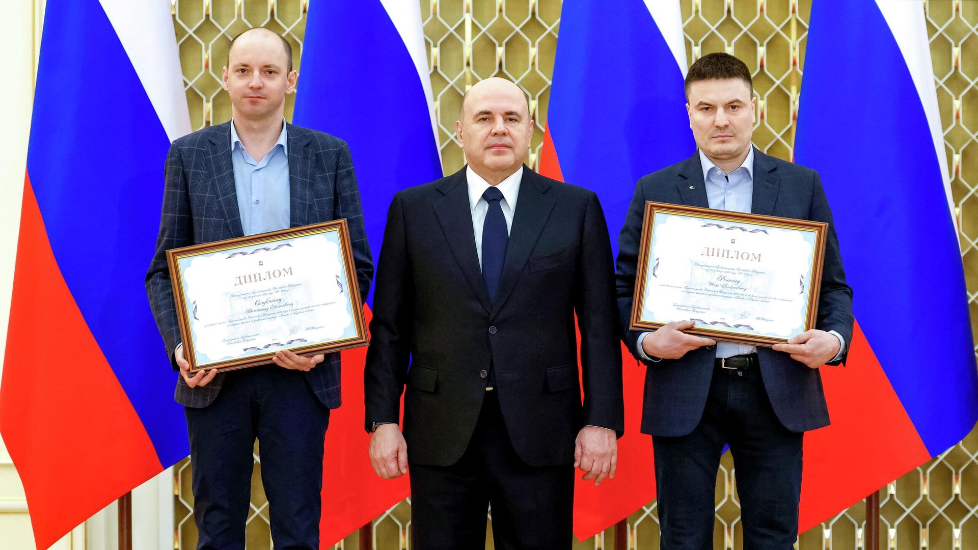 Председатель правительства РФ Михаил Мишустин и кинооператоры Первого канала Валентин Стуканог и Илья Репнин, получившие премию за создание фильма об уникальной операции Поток в Курской области Председатель правительства РФ Михаил Мишустин и кинооператоры Первого канала Валентин Стуканог и Илья Репнин, получившие премию за создание фильма об уникальной операции Поток в Курской области - РИА Новости, 1920, 13.01.2026