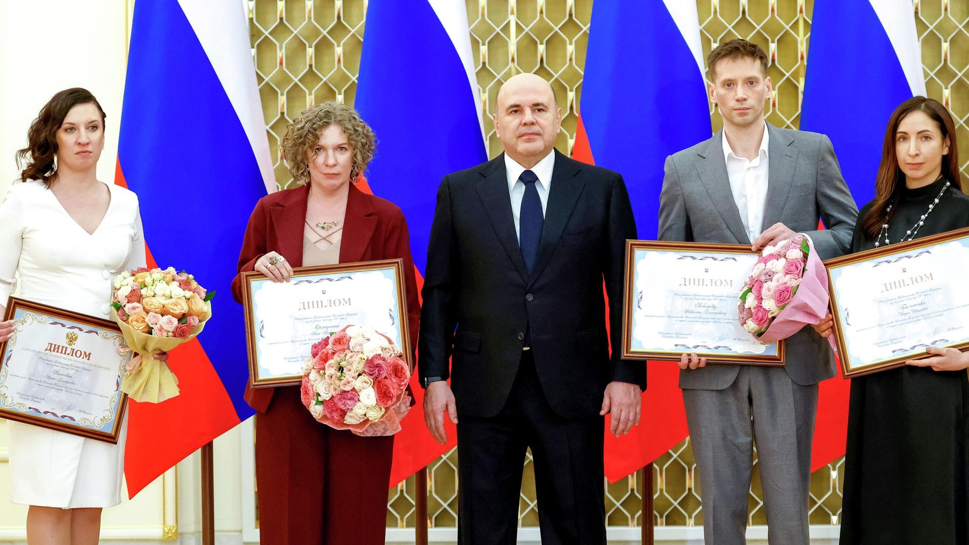 Председатель правительства РФ Михаил Мишустин на церемонии вручения премий правительства в области средств массовой информации за 2025 год. Слева направо: заместитель главного редактора отдела информационных ресурсов Новые территории ООО Регнум Ирина Вьюнова, заместитель генерального директора по развитию регионов ООО Регнум Лана Самарина, главный редактор отдела информационных ресурсов Новые территории ООО Регнум Николай Лебедев и старший графический дизайнер отдела информационных ресурсов Новые территории ООО Регнум Дарья Большенко, получившие премии за создание и реализацию проекта Погибли за правду Председатель правительства РФ Михаил Мишустин на церемонии вручения премий правительства в области средств массовой информации за 2025 год. Слева направо: заместитель главного редактора отдела информационных ресурсов Новые территории ООО Регнум Ирина Вьюнова, заместитель генерального директора по развитию регионов ООО Регнум Лана Самарина, главный редактор отдела информационных ресурсов Новые территории ООО Регнум Николай Лебедев и старший графический дизайнер отдела информационных ресурсов Новые территории ООО Регнум Дарья Большенко, получившие премии за создание и реализацию проекта Погибли за правду - РИА Новости, 1920, 13.01.2026