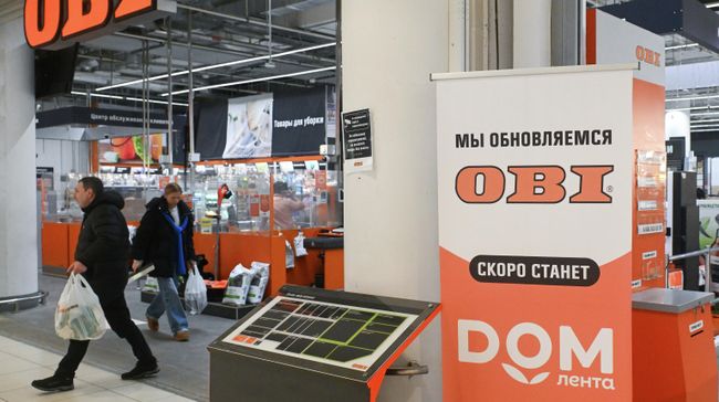 Покупатели в торговом зале магазина OBI в Москве