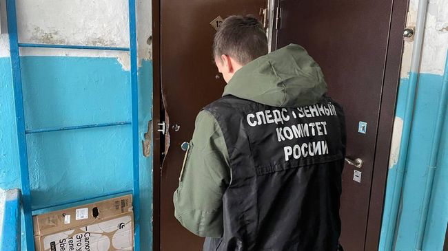 Следователь СК России у квартиры в Балакове, где были обнаружены тела шести человек