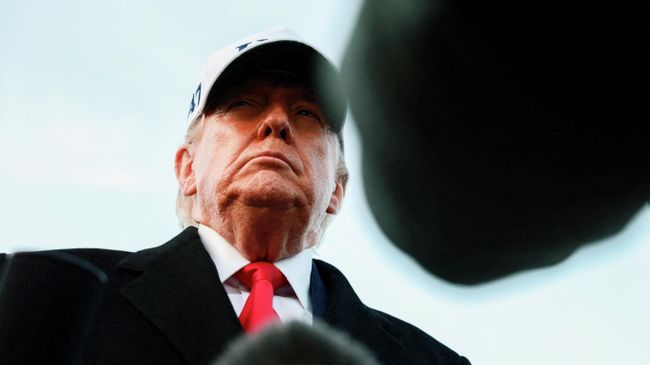 Президент США Дональд Трамп беседует с журналистами на объединенной военной базе Эндрюс, штат Мэриленд. 14 января 2026