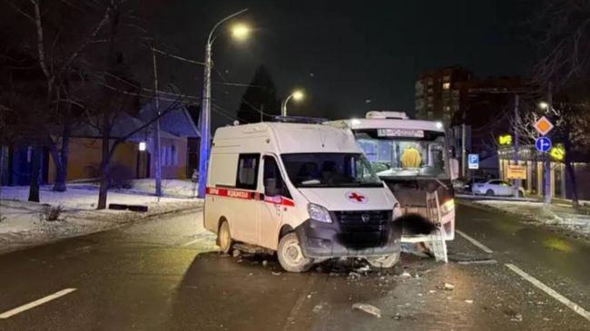 Последствия ДТП с автобусом и скорой в Ростове-на-Дону