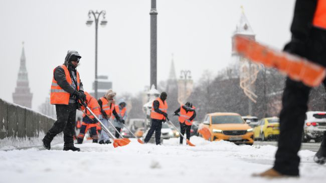 Сотрудники коммунальных служб убирают снег в Москве