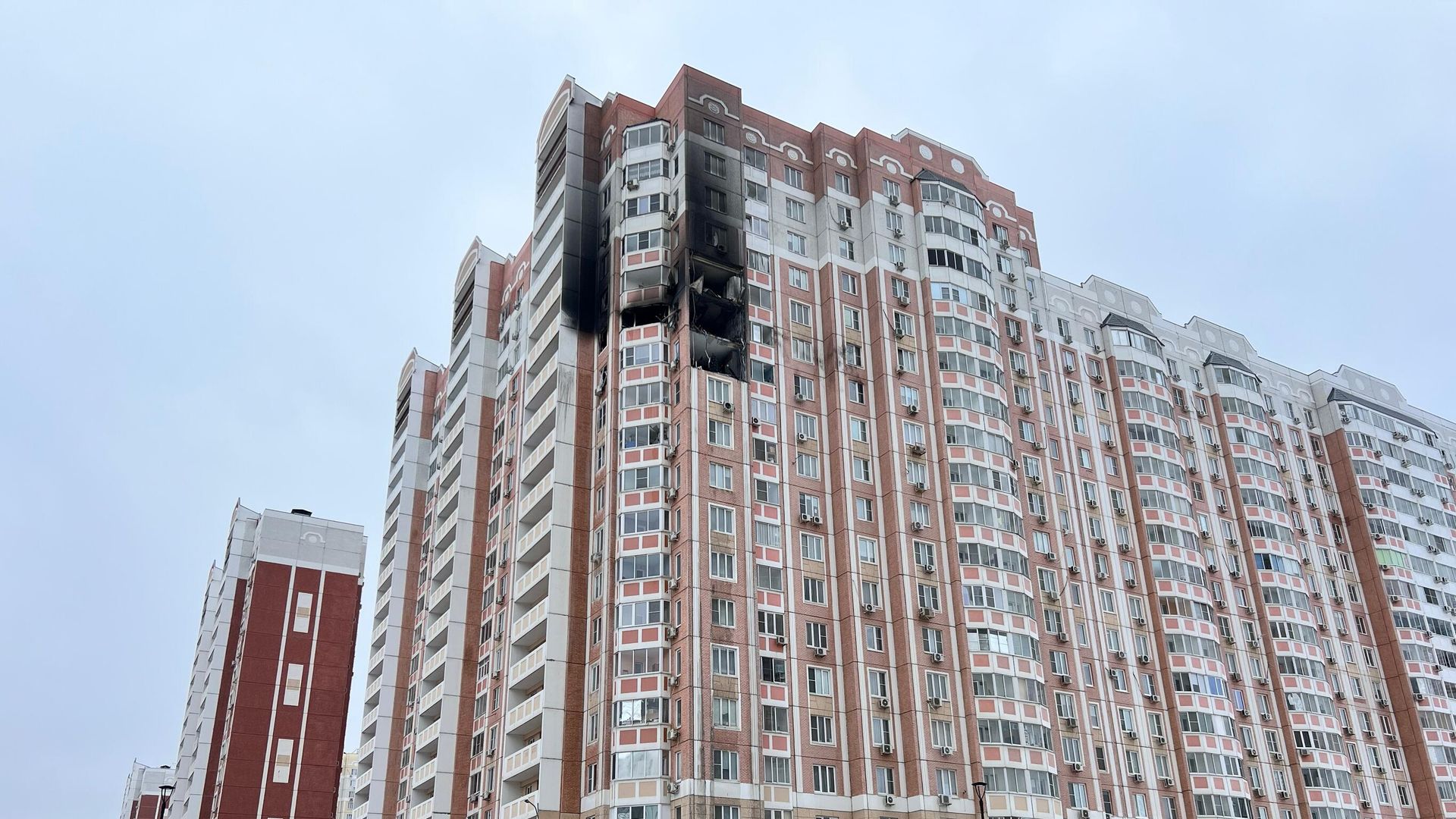 Поврежденные в результате атаки БПЛА со стороны ВСУ квартиры в многоквартирном доме в Левенцовском микрорайоне Ростова-на-Дону Поврежденные в результате атаки БПЛА со стороны ВСУ квартиры в многоквартирном доме в Левенцовском микрорайоне Ростова-на-Дону - РИА Новости, 1920, 17.01.2026