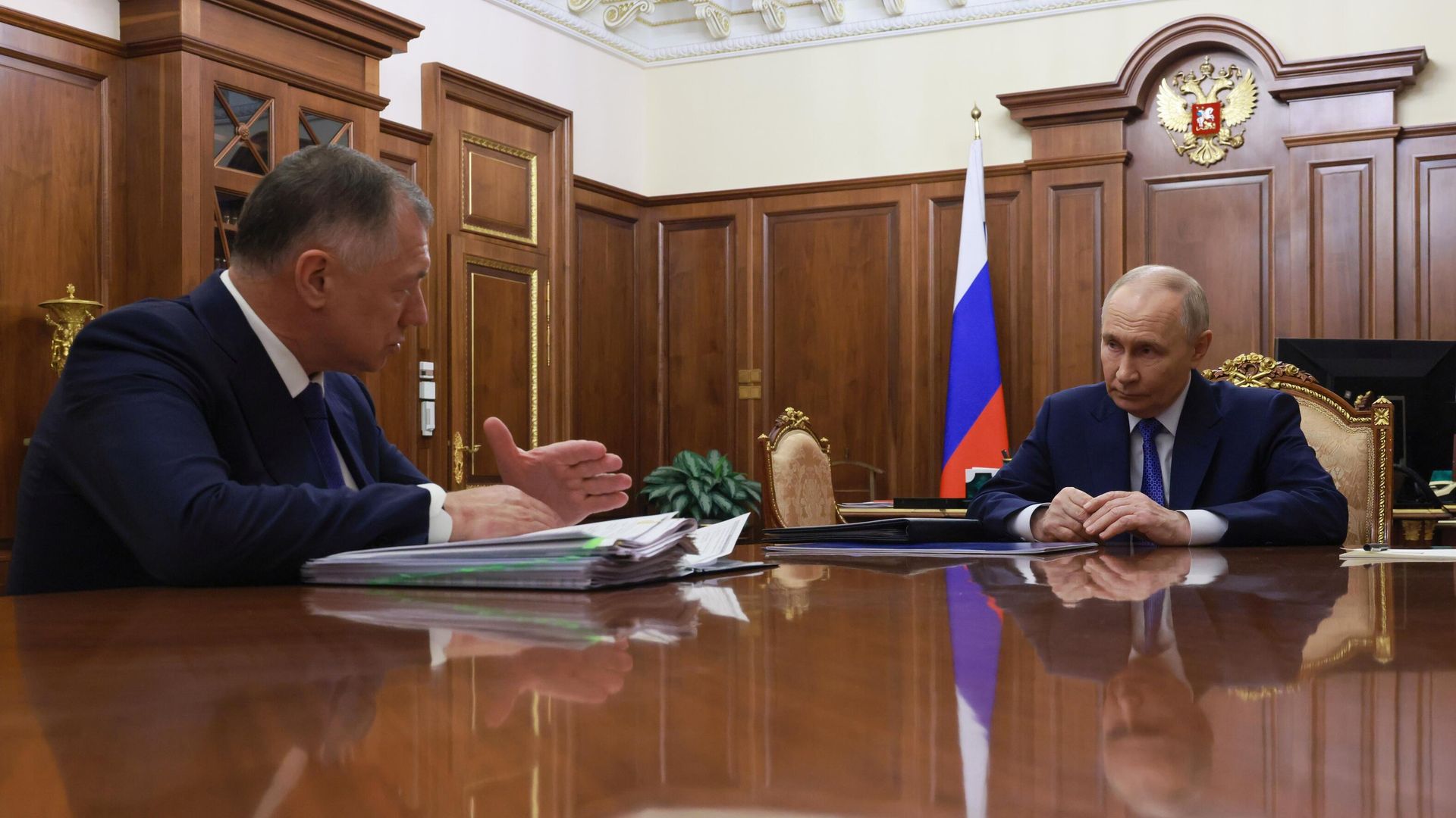 Президент РФ Владимир Путин и заместитель председателя правительства РФ Марат Хуснуллин во время встречи Президент РФ Владимир Путин и заместитель председателя правительства РФ Марат Хуснуллин во время встречи - РИА Новости, 1920, 14.01.2026
