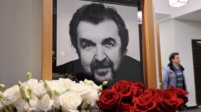 Цветы у портрета заслуженного артиста РФ Игоря Золотовицкого в Московском Художественном театре имени А. П. Чехова в Москве