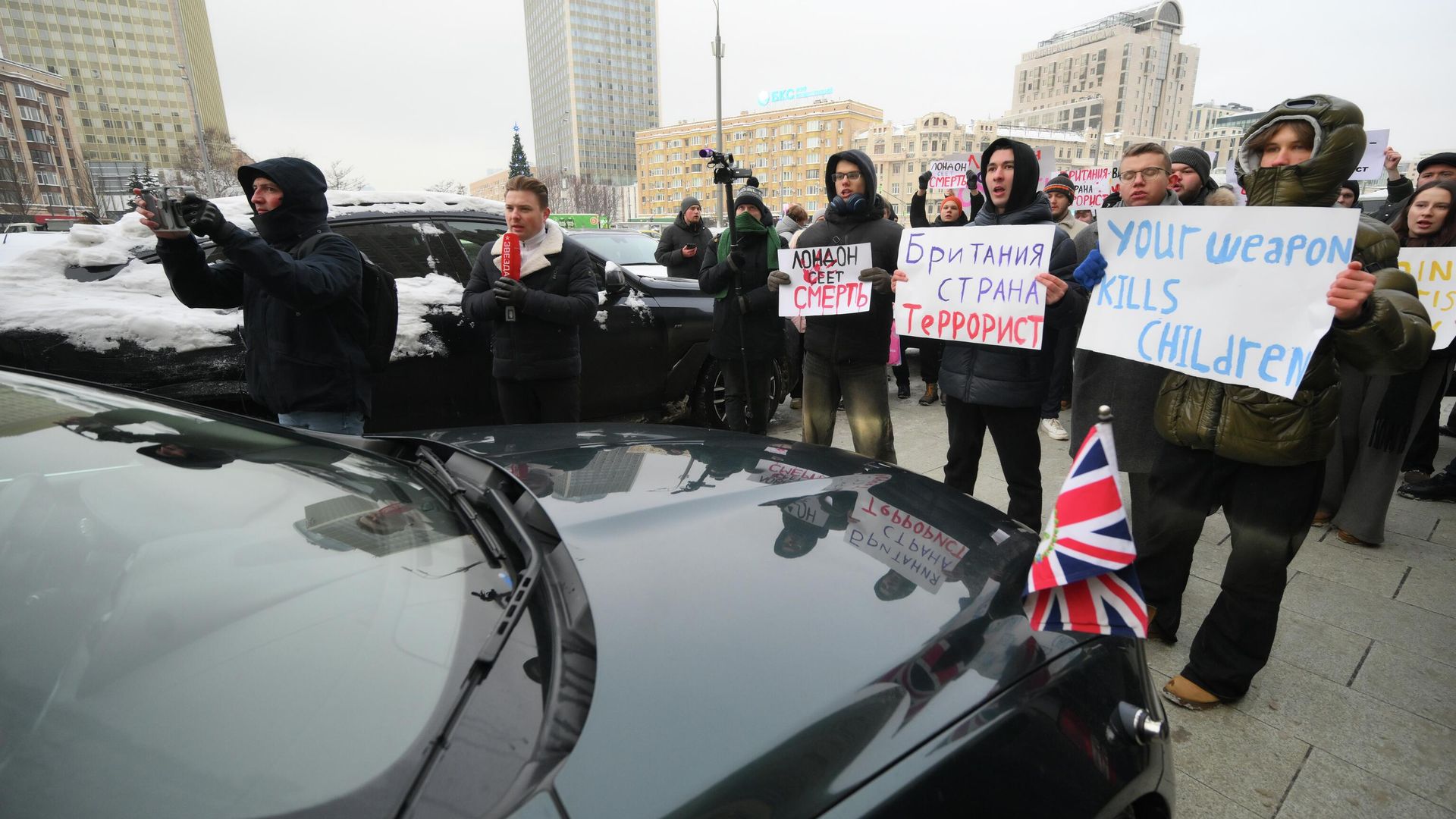 Митингующие у здания Министерства иностранных дел РФ встречают вызванную в МИД временную поверенную в делах Великобритании в Москве. 15 января 2026 Митингующие у здания Министерства иностранных дел РФ встречают вызванную в МИД временную поверенную в делах Великобритании в Москве. 15 января 2026 - РИА Новости, 1920, 15.01.2026