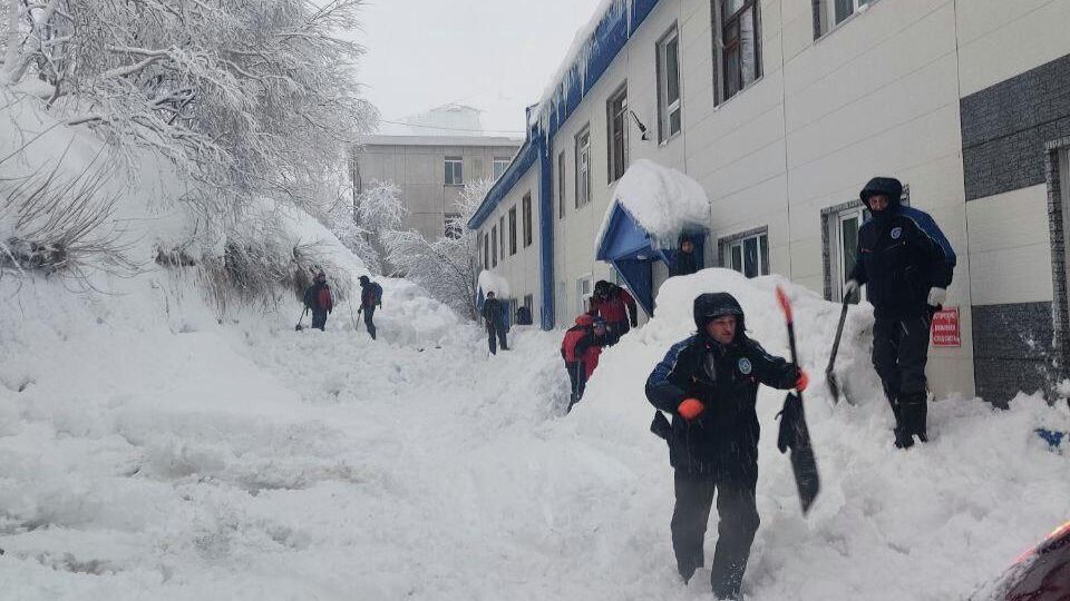 Места схода снега с крыши дома в Петропавловске-Камчатском Места схода снега с крыши дома в Петропавловске-Камчатском - РИА Новости, 1920, 15.01.2026
