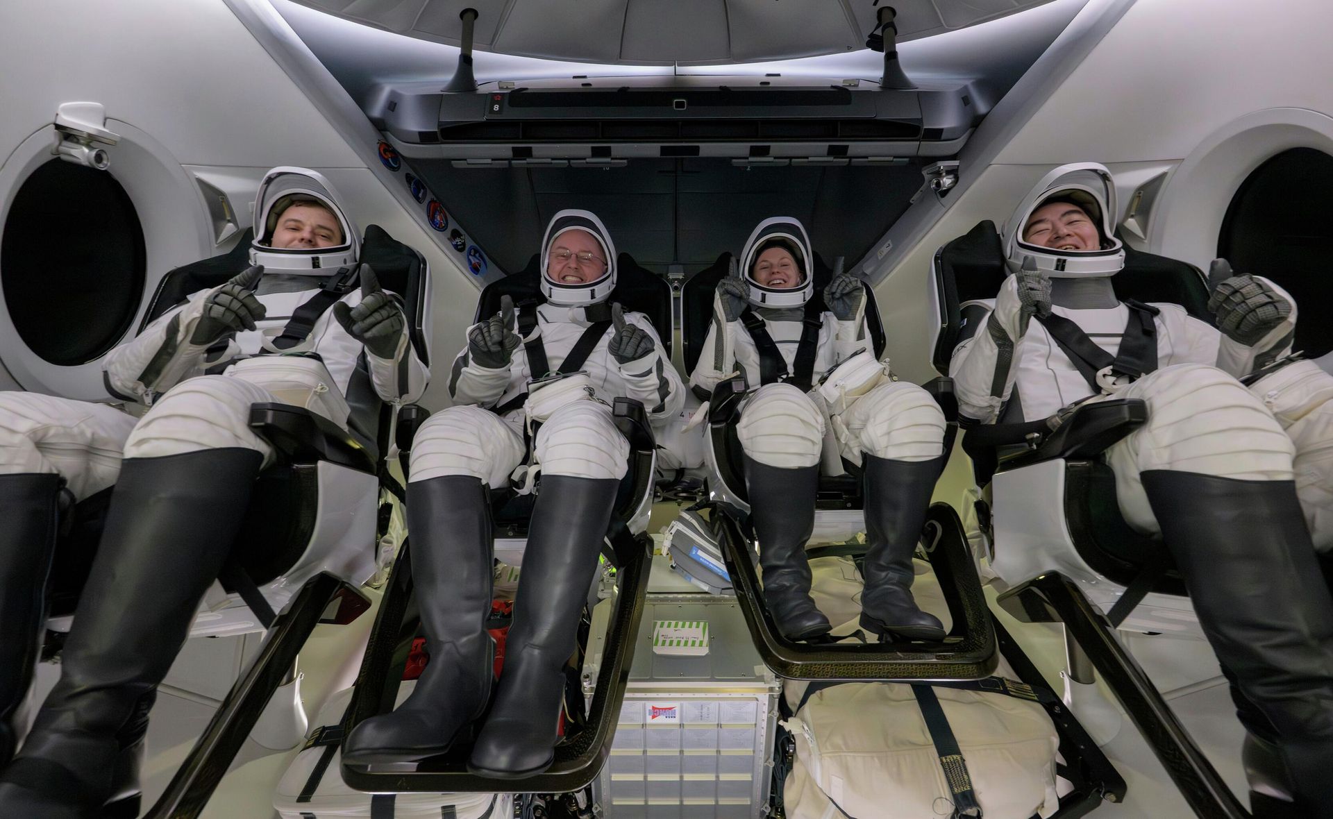Члены 74-й экспедиции на МКС внутри космического корабля SpaceX Dragon Endeavour на борту спасательного корабля SpaceX SHANNON после приводнения в Тихом океане у побережья Лонг-Бич в Калифорнии - РИА Новости, 1920, 15.01.2026
