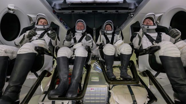 Экипаж американского космического корабля Crew Dragon миссии Crew-11 после приводнения у побережья Калифорнии. 15 января 2026