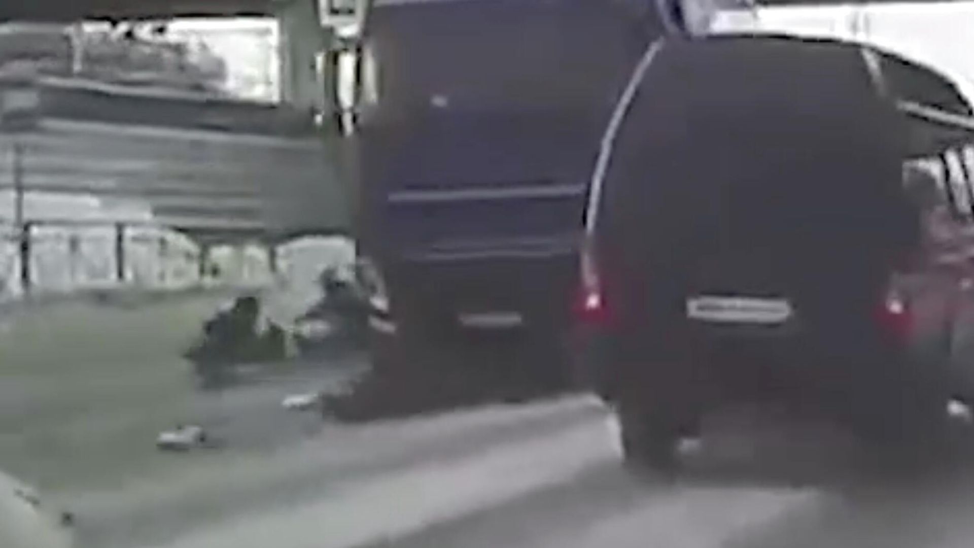 Водитель грузового автомобиля Volvo сбил троих пешеходов в Новосибирске Водитель грузового автомобиля Volvo сбил троих пешеходов в Новосибирске - РИА Новости, 1920, 15.01.2026